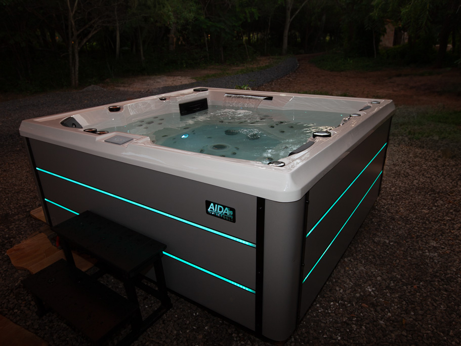 Waldhaus Eden – Der exklusive Whirlpool auf der Terrasse für bis zu 6 Personen